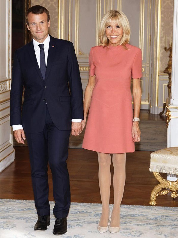 Đầm có thiết kế dáng ngắn và giày cao gót chính là bí quyết để bà bà Brigitte Macron 