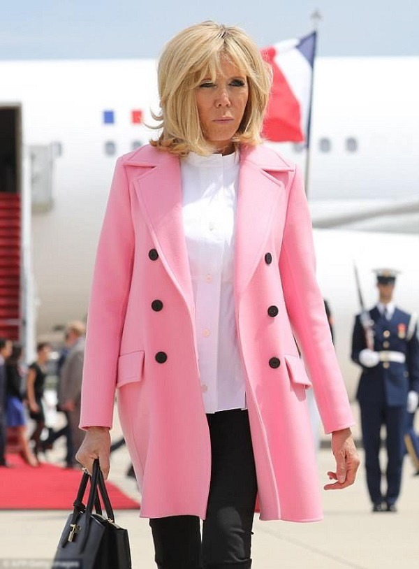 Những chiếc áo khoác sáng màu là món đồ được bà bà Brigitte Macron trưng diện thường xuyên.