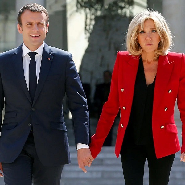 Bà khéo léo bắt cặp áo khoác sáng màu với áo và quần màu đen để tạo nên một outfit hài hòa.