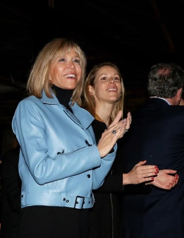 Áo khoác da màu xanh tạo điểm nhấn cho set đồ của Đệ nhất phu nhân Tổng thống Pháp.