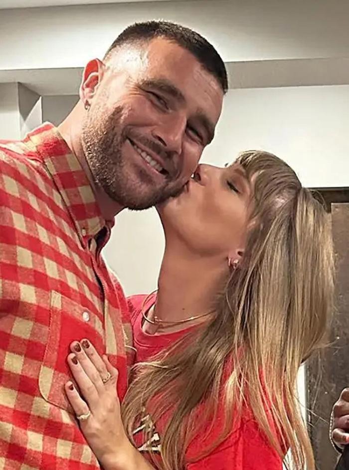 Taylor Swift thoải mái dành hành động ngọt ngào, tình cảm cho bạn trai