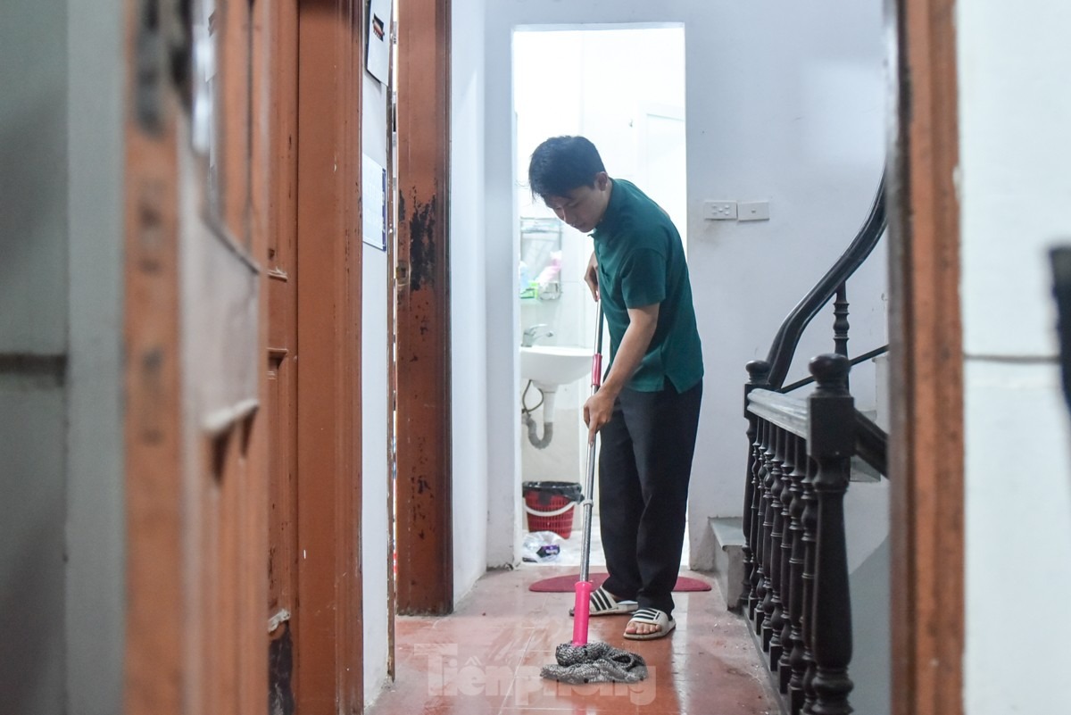 Thời tiết nồm ẩm, người Hà Nội lấy máy sấy tóc làm khô quần áo - 14