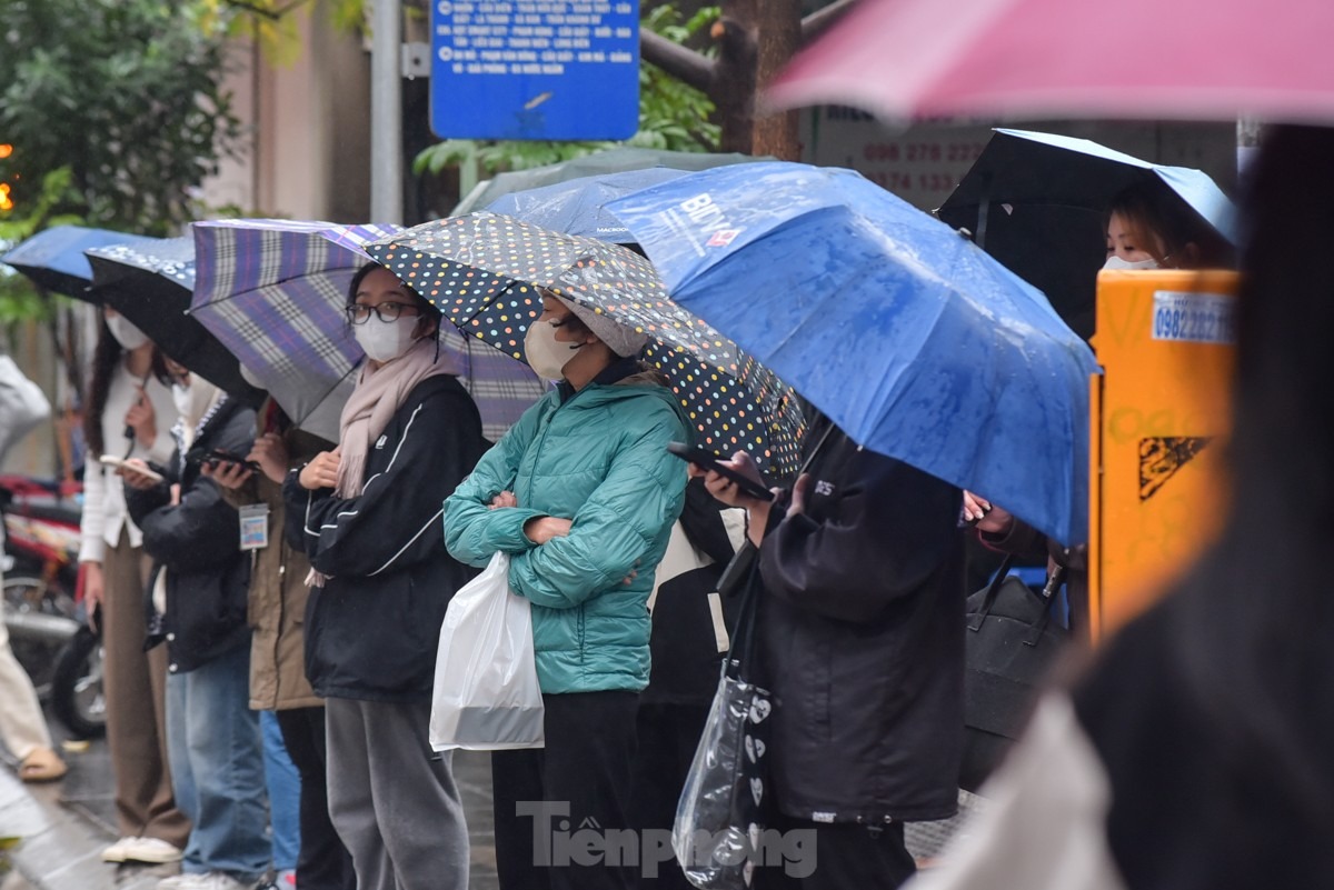 Thời tiết nồm ẩm, người Hà Nội lấy máy sấy tóc làm khô quần áo - 5