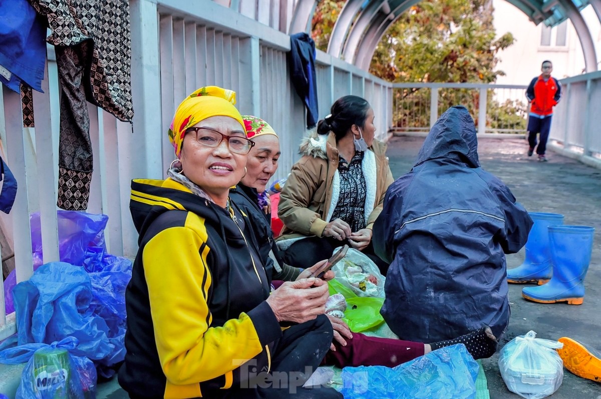 Thời tiết nồm ẩm, người Hà Nội lấy máy sấy tóc làm khô quần áo - 8