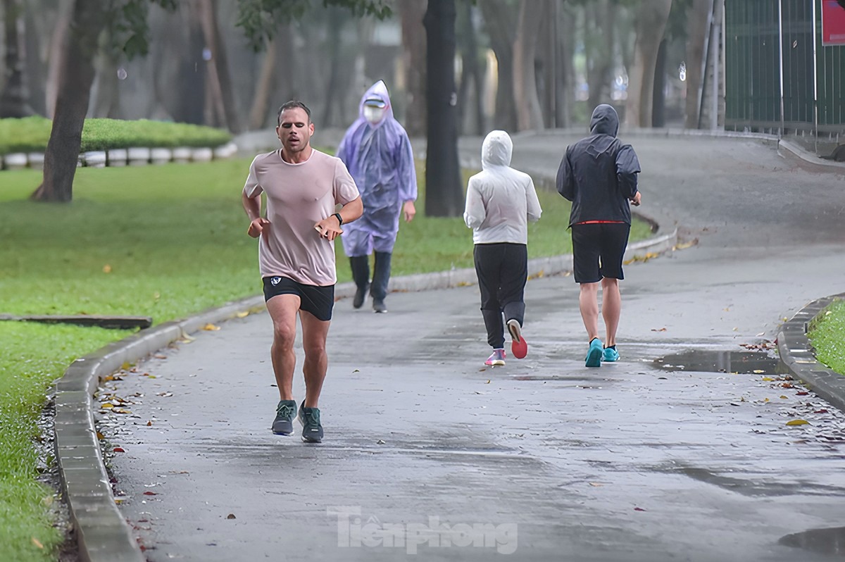 Thời tiết nồm ẩm, người Hà Nội lấy máy sấy tóc làm khô quần áo - 11