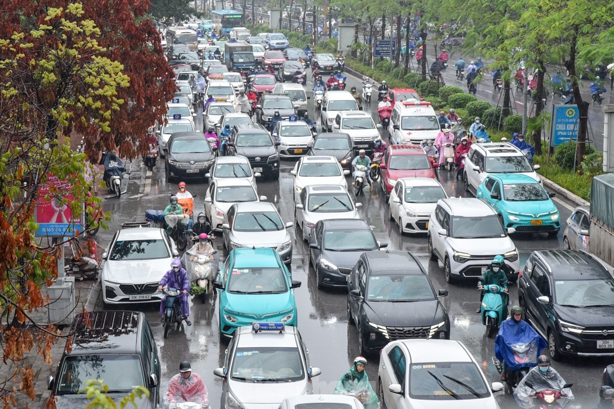 Thời tiết nồm ẩm, người Hà Nội lấy máy sấy tóc làm khô quần áo - 1