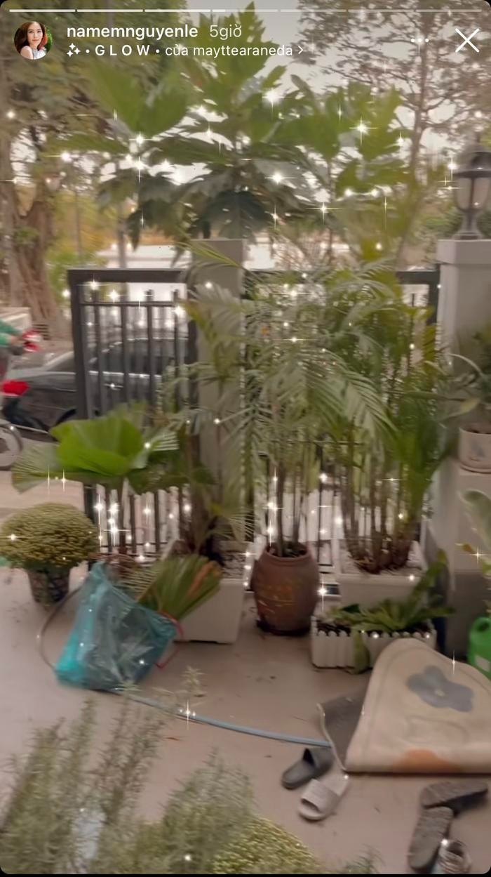 Sảnh trước nhà mới của Nam Em vẫn còn ngổn ngang nhiều món đồ chưa được dọn dẹp