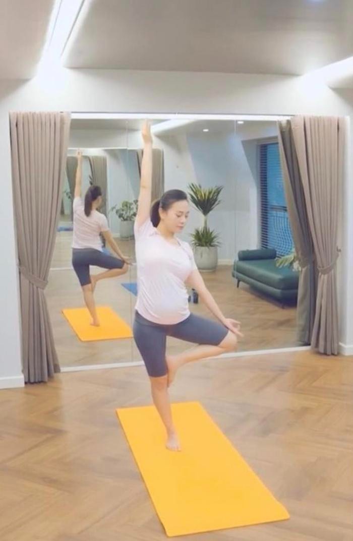 Phương Oanh chăm chỉ tập Yoga.