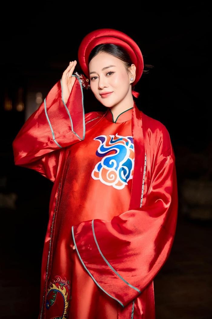 Mặc dù có chút tăng cân nhẹ nhưng nhan sắc của Phương Oanh được nhận xét ngày càng mặn mà, xinh đẹp.