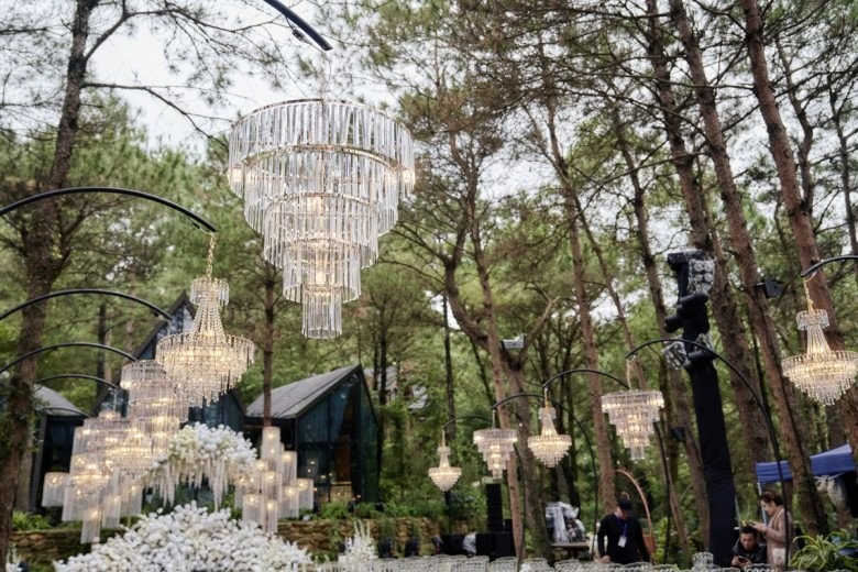 Hàng chục dàn đèn pha lê được xếp dọc hai bên lối đi mang đến ánh sáng lung linh.