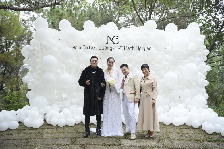 Ca sĩ Tuấn Hưng, MC Thảo Vân chụp hình cùng cô dâu chú rể.