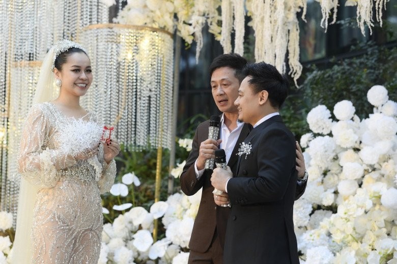 BTV Anh Tuấn dẫn lời cho chuyện tình của vợ chồng Vũ Hạnh Nguyên.