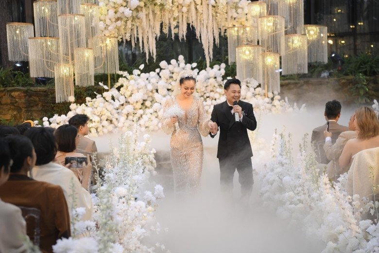 Khoảnh khắc chú rể dắt tay cô dâu bước trên lễ đường khiến khách mời xúc động.