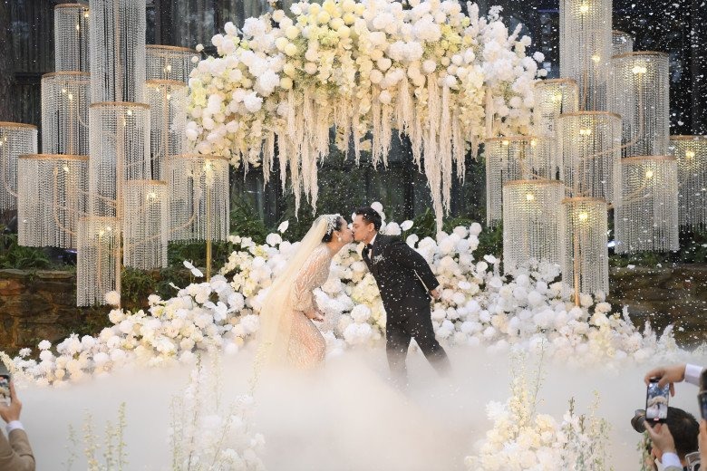 Cặp đôi trao nhau nụ hôn ngọt ngào.