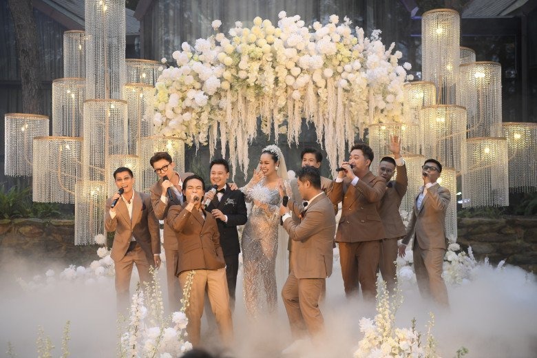 Nhiều sao Việt đã lên sân khấu góp vui với cô dâu chú rể.