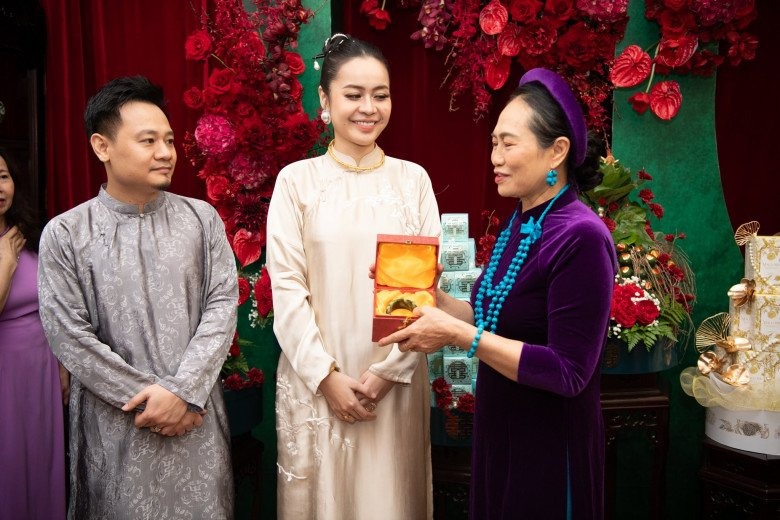 Mẹ Vũ Hạnh Nguyên trao của hồi môn cho con gái.
