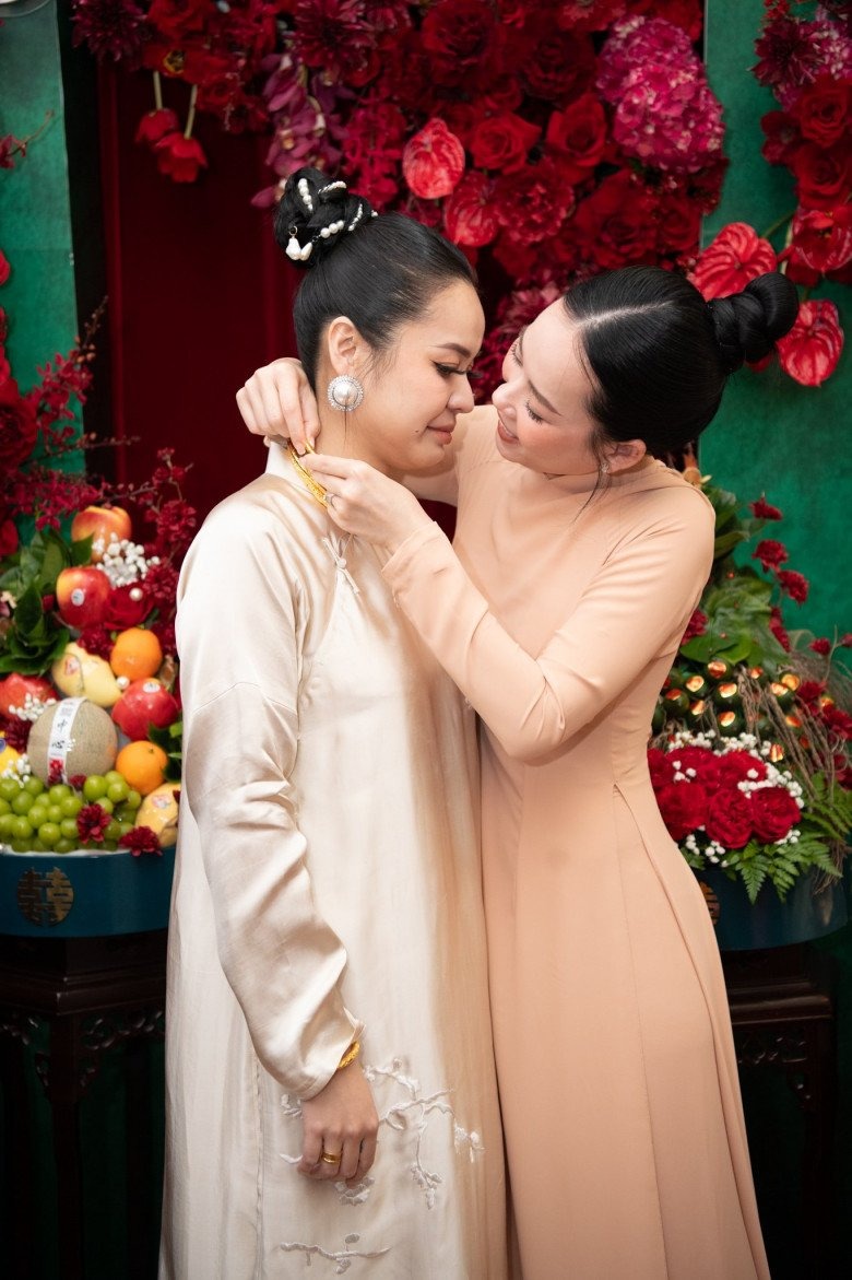 Nữ ca sĩ được người thân trong gia đình lần lượt tặng quà cưới.