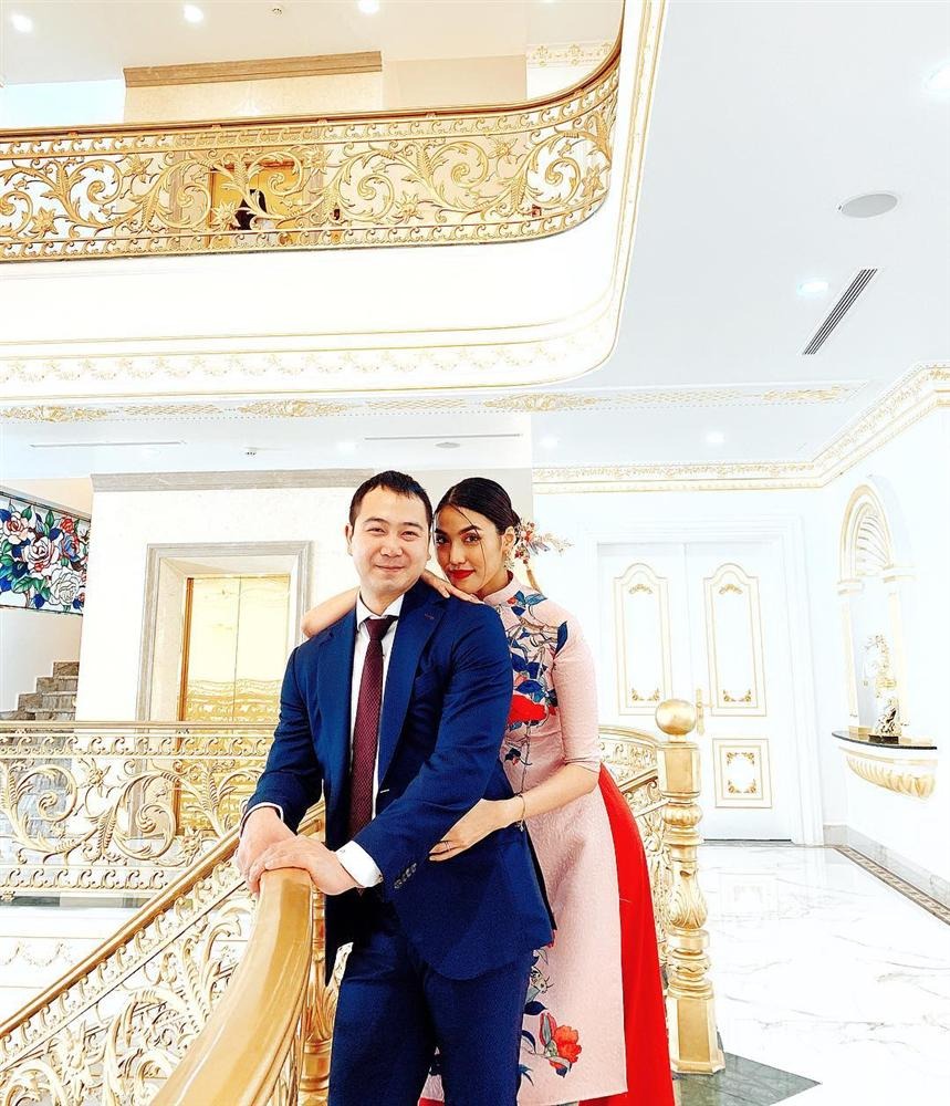 Nội thất bên trong biệt thự được bài trí sang trọng, đậm chất quý tộc với nhiều vật dụng, đồ trang trí dát vàng.