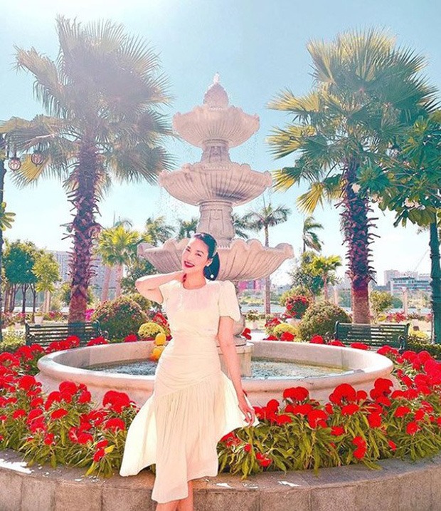 Tổ ấm của Lan Khuê và ông xã không chỉ nguy nga mà còn có khoảng sân rộng rãi với nhiều cây xanh, đài phun nước lớn. 