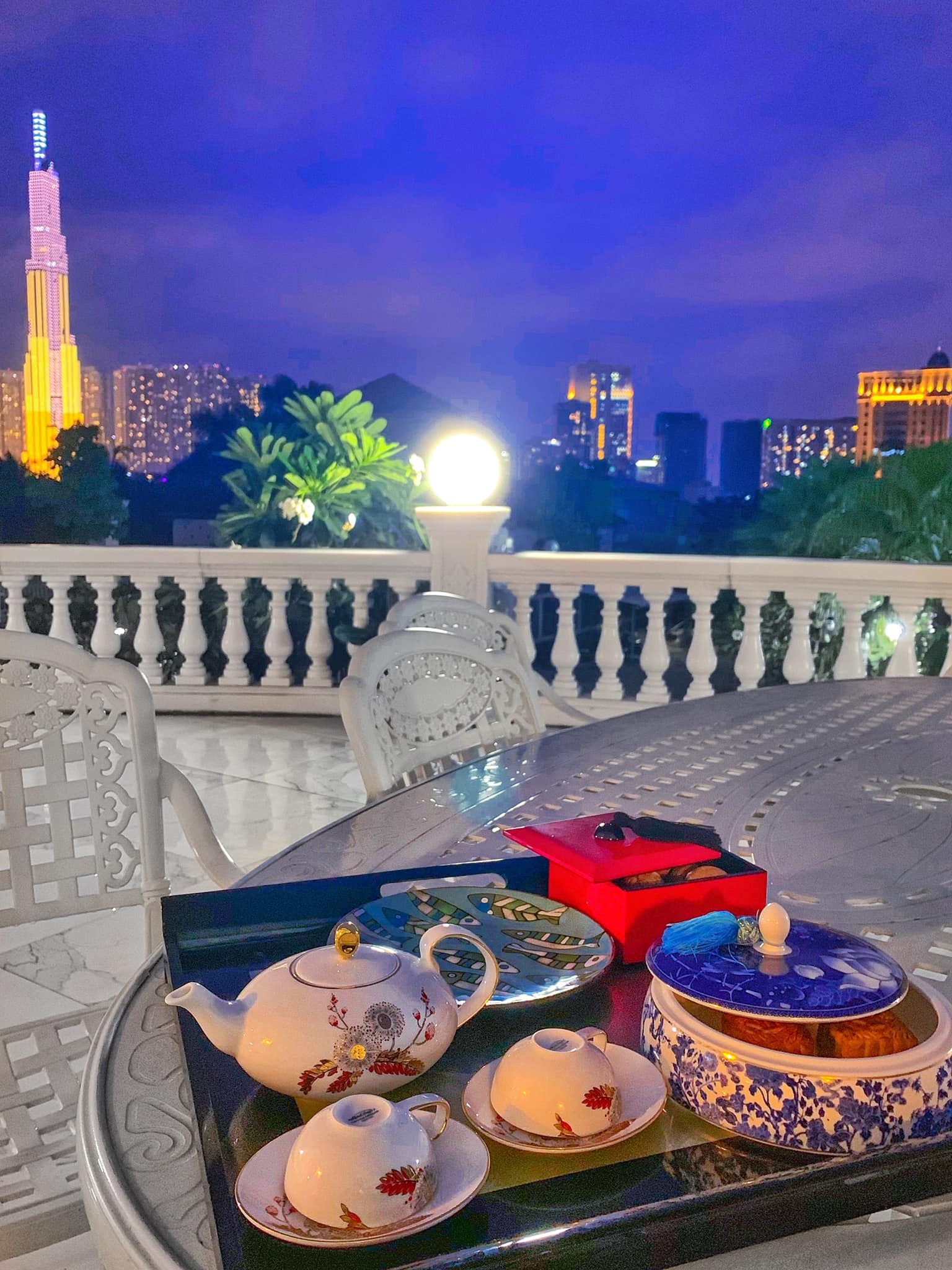 Đặc biệt, căn bạch dinh đắt đỏ này còn có view bạc tỷ hướng về phía sông ngắm nhìn thành phố.