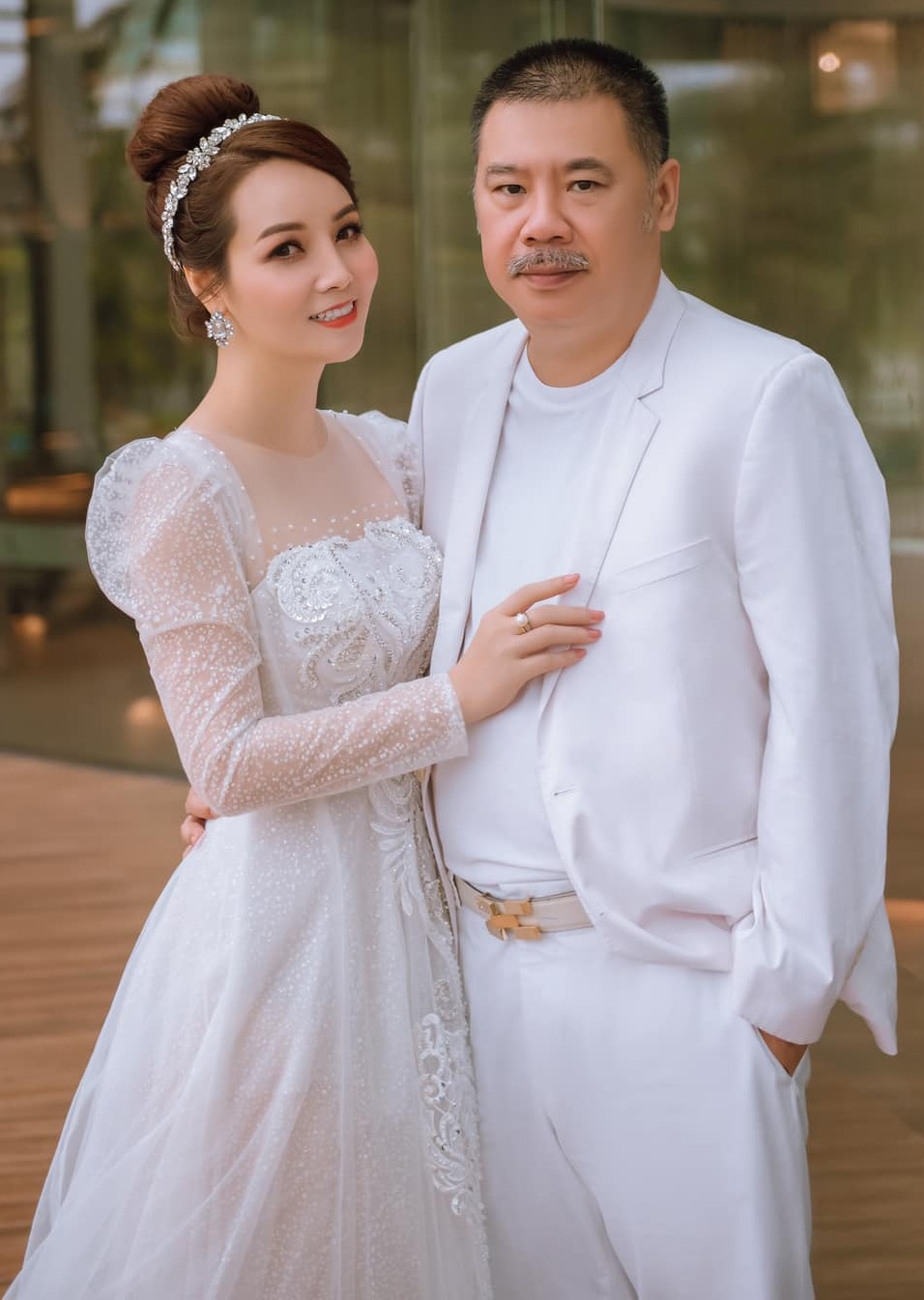 Được biết, bạn đời của Mai Thu Huyền tên Thang Văn Lương, hơn cô 7 tuổi. Cả hai yêu nhau từ năm 20 tuổi, từ người yêu nên duyên vợ chồng và gắn bó đến nay đã 20 năm. 