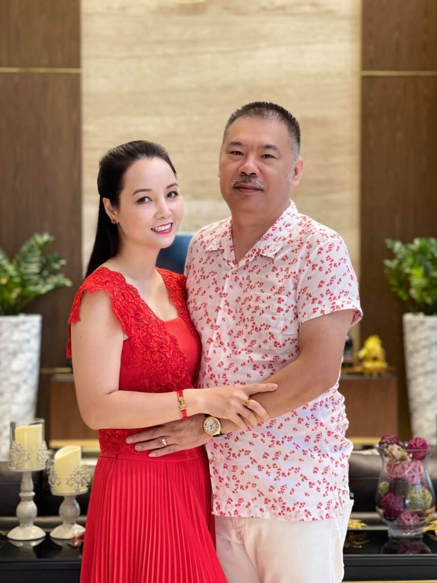 Với Mai Thu Huyền, 20 năm cũng là khoảng thời gian minh chứng cho tình cảm vợ chồng thêm mặn nồng. Ông xã doanh nhân cũng là người chứng kiến những thành công, thất bại trong cuộc sống, công việc và làm điểm tựa để chị vững bước. 