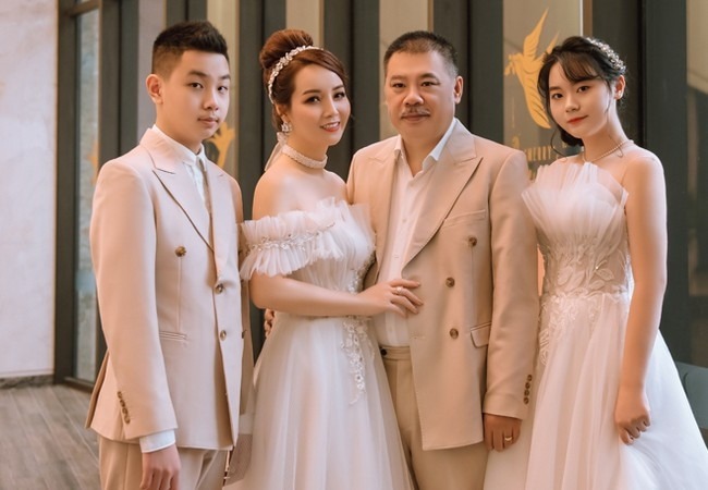 Vợ chồng Mai Thu Huyền có 2 con. Con gái lớn 19 tuổi, đang học đại học còn con trai 15 tuổi, học cấp 2 ở Mỹ. 