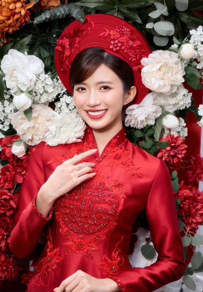 Ngọc Huyền diện áo dài đỏ rạng rỡ.