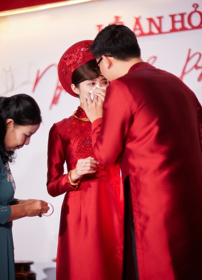 Ngọc Huyền nhiều lần không kìm được nước mắt trong lúc chụp ảnh kỷ niệm.