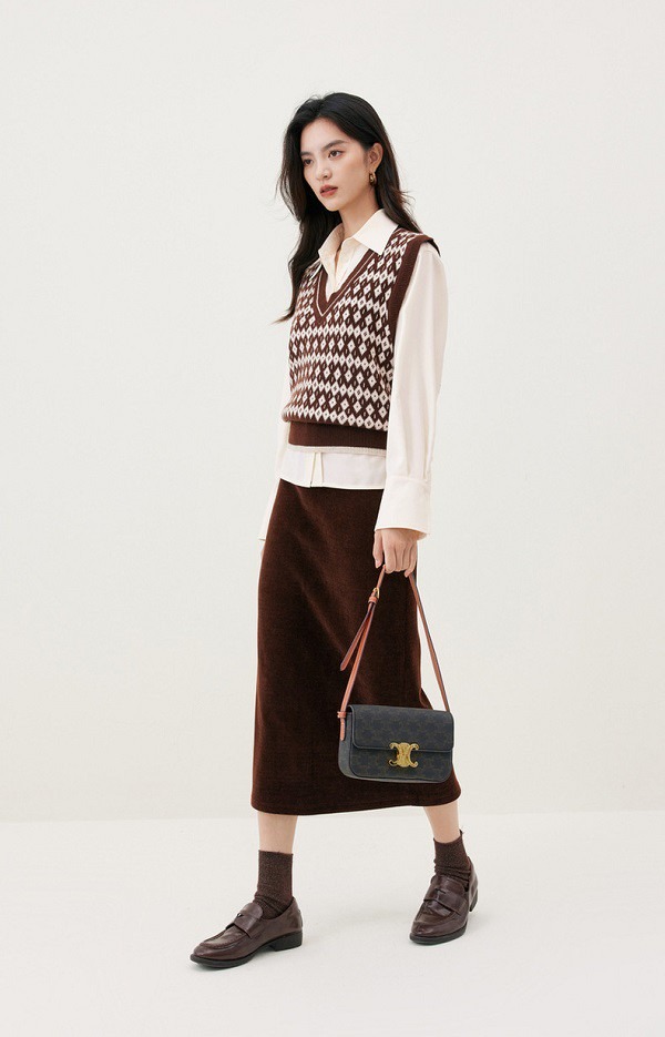 Các nàng có thể chọn mix áo len gile họa tiết với sơ mi trơn màu để tổng thể thêm phần bắt mắt.