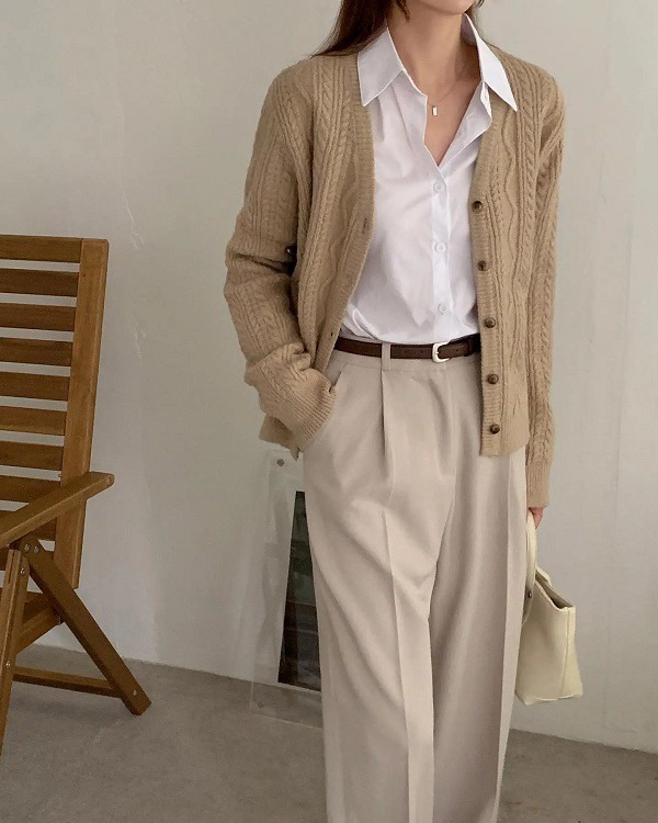 Các quý cô công sở nên cân nhắc kết hợp áo cardigan, sơ mi với quần âu để có diện mạo chỉn chu khi đi làm.