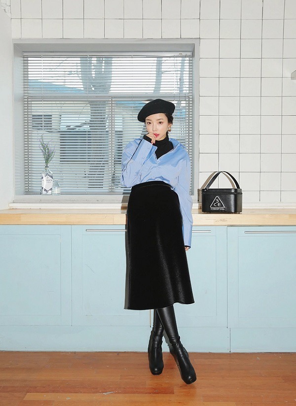 Diện áo len bên trong sơ mi cùng chân váy da, các cô gái sẽ có ngay một outfit thời thượng vô cùng.