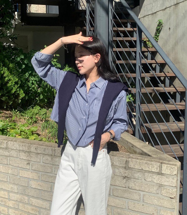 Áo len quàng vai nên có màu sắc hài hòa với sơ mi.