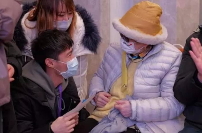 Mẹ ruột suy sụp, đau xót kể từ khi Coco Lee qua đời.