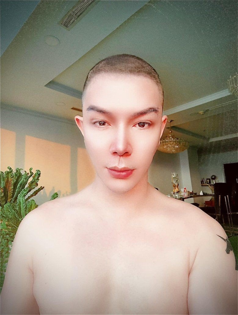 Ngoại hình lạ lẫm của nam ca sĩ từng gây xôn xao hồi tháng 3/2023.