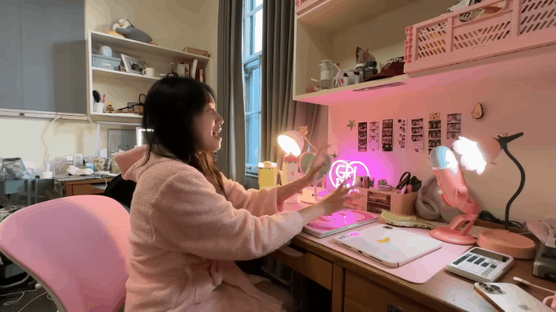 Bàn học cũng là nơi Jenny đầu tư công sức nhất: Nội thất mới, 3 chiếc đèn học, micro và rất nhiều kỷ niệm với bạn bè, người thân