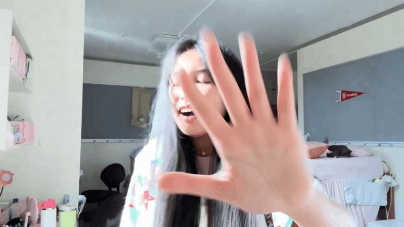 Phòng KTX của Jenny trước khi decor khá đơn giản với tone màu xám theo cô bạn là 