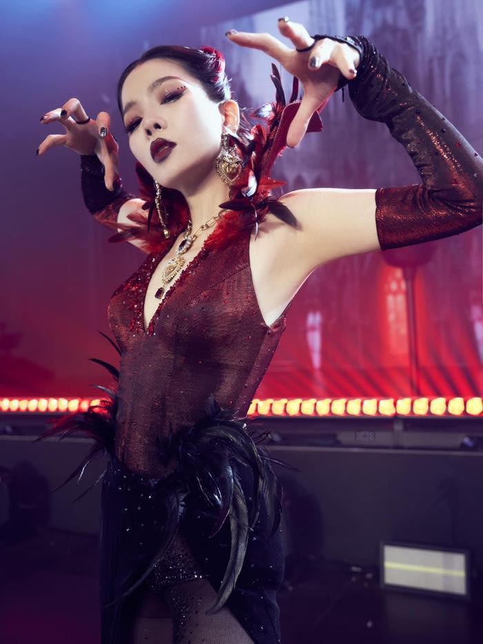 Lệ Quyên được biết đến là nữ ca sĩ có tính cách thẳng thắn, cô không ngại bày tỏ quan điểm cá nhân trên mạng xã hội.