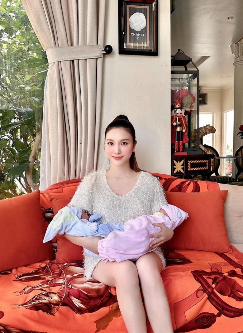 Hạnh Sino bất ngờ thông báo đã hạ sinh 2 con đầu lòng.