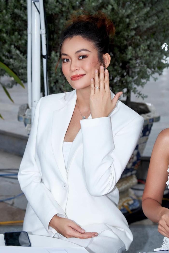 Với cô tiệc cưới chỉ là thủ tục để ra mắt gia đình và bạn bè hai bên, cũng như chia sẻ khoảnh khắc ngọt ngào với người bạn đời và con trai đầu lòng.