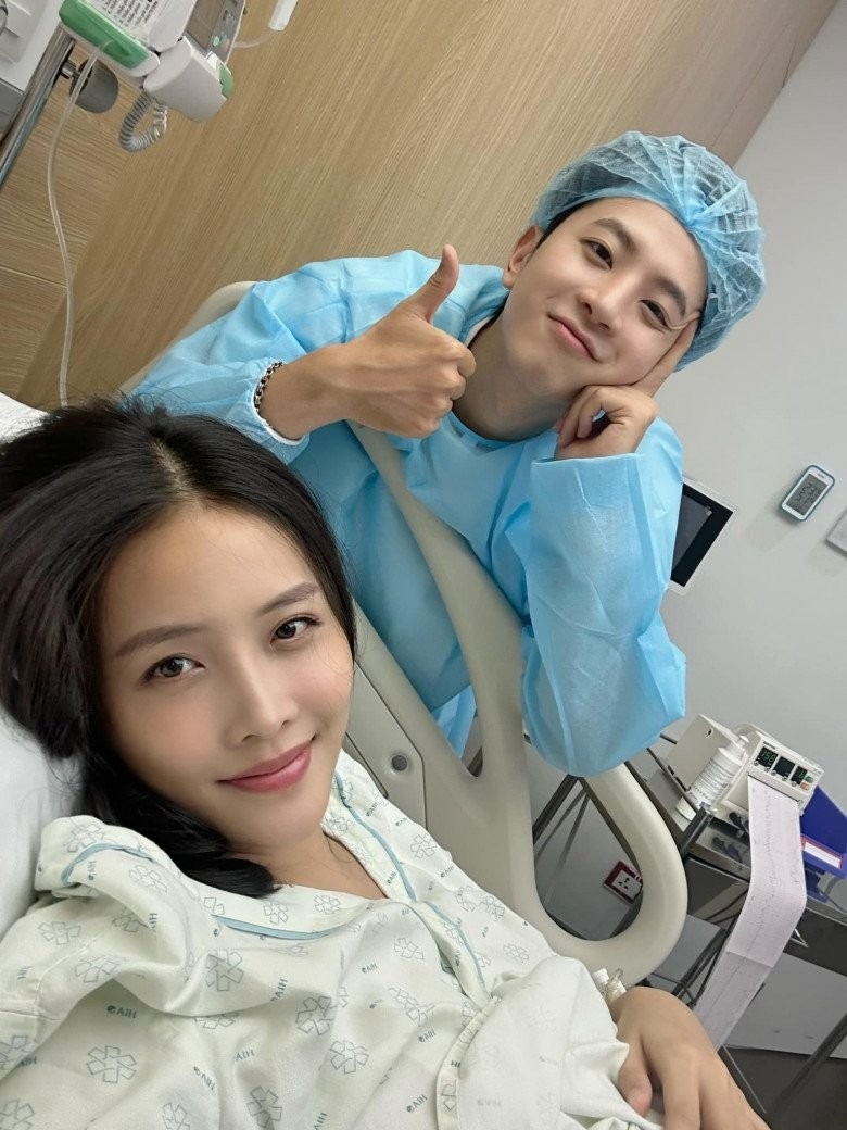 Hình ảnh Trương Mỹ Nhân nằm ở phòng chờ sinh được cặp đôi chia sẻ.