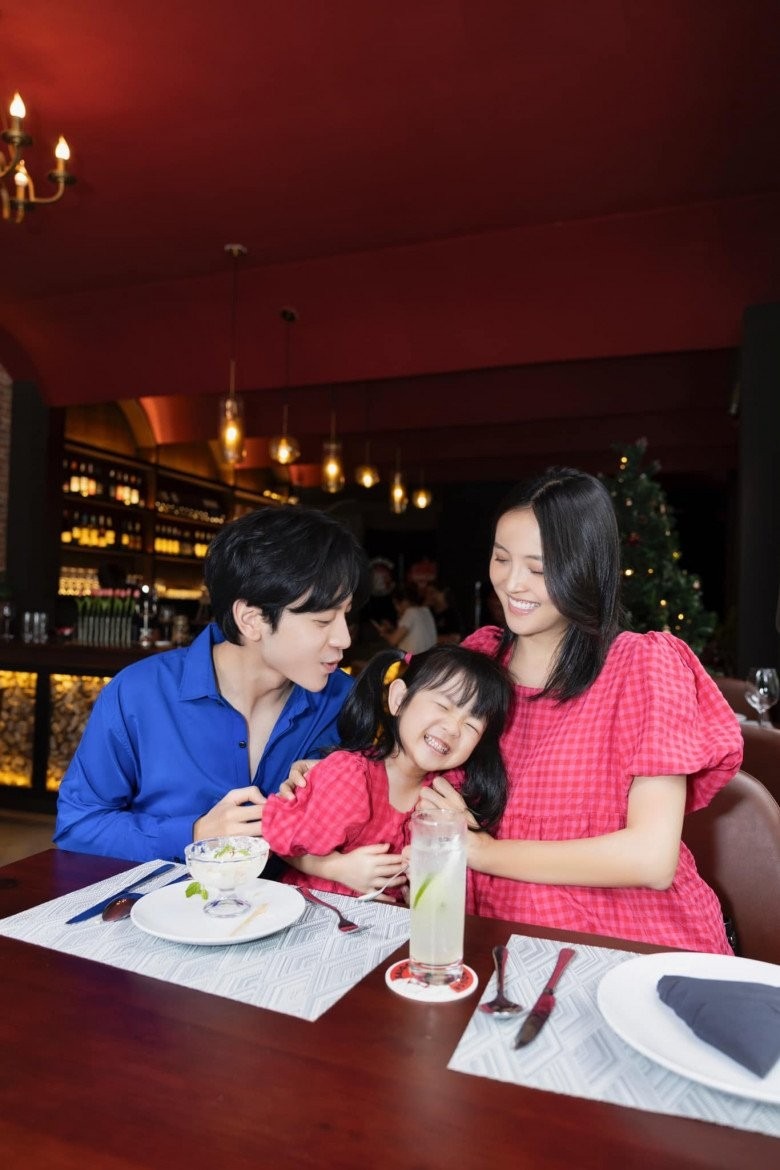 Phí Ngọc Hưng dành nhiều thời gian chăm sóc vợ bầu.