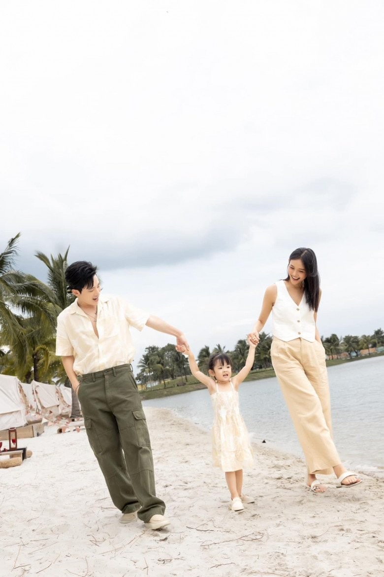 Cùng nhau chăm sóc con gái, cặp đôi dần gắn kết tình cảm.