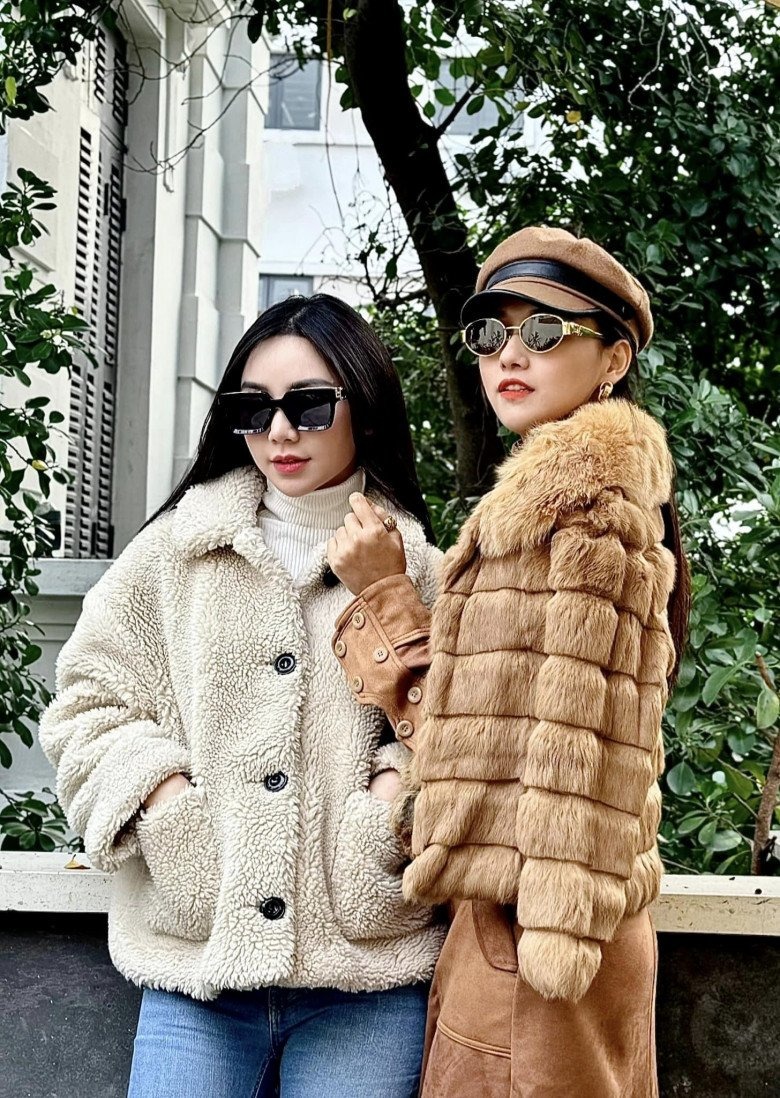 Người đẹp đồng thời sở hữu một chiếc áo giả lông cừu khác màu trắng be cực xinh xắn. Item này đã là mốt nhiều năm nay song cho tới nay vẫn được nhiều chị em yêu thích. Xuất hiện bên cạnh cô là quý cô kim cương Lã Thanh Huyền cũng sang chảnh hết phần thiên hạ với chiếc áo lông màu nâu be.