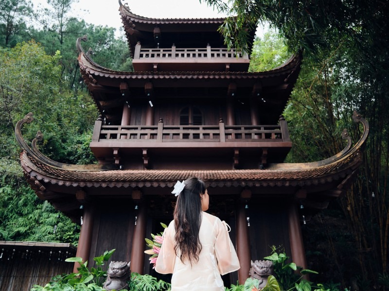 Chùa có địa thế sơn thủy hữu tình với địa thế tọa lạc trên một quả đồi nhìn ra cánh đồng lúa bát ngát, lưng tựa vào đồi thông, xung quanh bốn hướng đều được thiên nhiên bao bọc. (Ảnh: Hoàng Minh Đức)