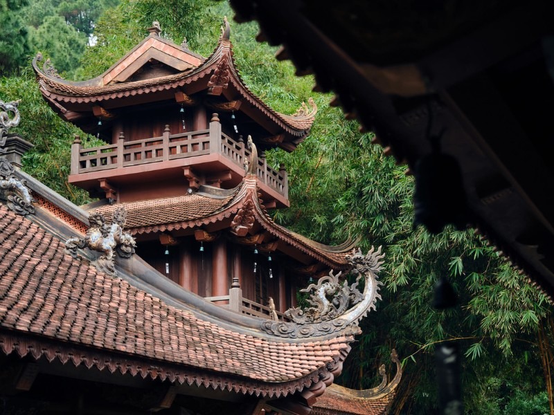 Du khách lần đầu tìm đến thăm chùa, sẽ không khỏi bất ngờ bởi phần sân trước khuôn viên chùa được trải sỏi màu trắng, ngay trước tổ đường. (Ảnh: Hoàng Minh Đức)