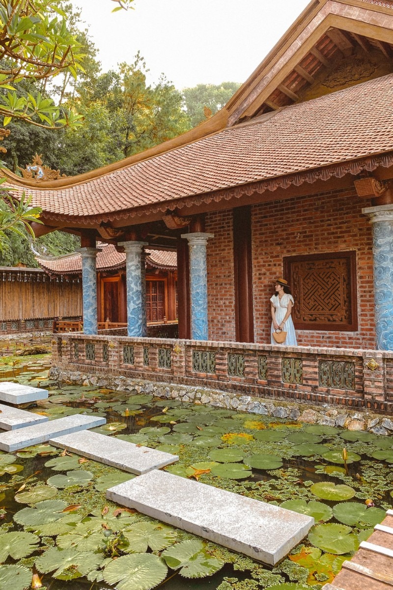 Trong ngôi chùa còn lưu lại nhiều cổ vật linh thiêng và linh vật phát lộ tự nhiên mang tính lịch sử được tìm thấy trong quá trình xây dựng. (Ảnh: Trang Tura)