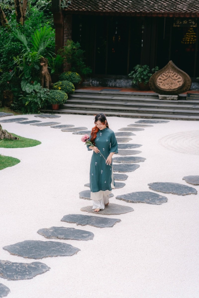 Vào những ngày đầu năm, chùa Địa Tạng Phi Lai Tự sẽ trang trí nhiều hoa tươi rực rỡ cho ngày Tết cổ truyền. (Ảnh: Nguyễn Thu Hằng)