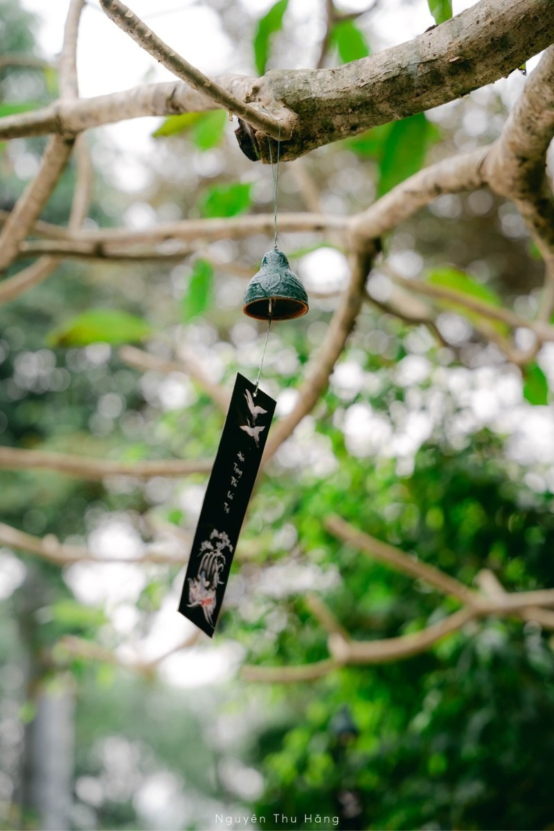 Ngôi chùa có lối kiến trúc cổ độc đáo, không khí trong lành, mát mẻ, mùi hương lúa chín thoang thoảng, tiếng chim hót, tiếng suối chảy, không gian yên bình lại thanh tịnh... (Ảnh: Nguyễn Thu Hằng)