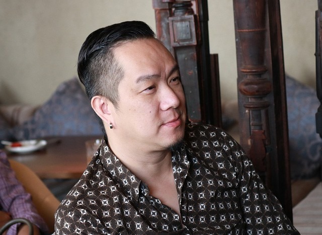 Từ chàng công tử nhà giàu, chỉ quen với sân khấu và những tiếng vỗ tay, Huy MC giờ phải tập làm quen với công việc chân tay để mưu sinh trên đất Mỹ.